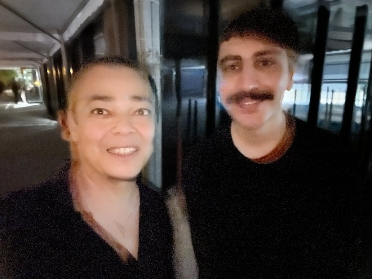 zeynelfm's tweet photo. çıkmış, elim titreye titreye çektiğim ve çok kötü çıktığımız bir fotoğraf karesini buraya atmaya utanmıştım. şimdi utanmıyorum, bilakis gurur duyuyorum, övünüyorum.
seni seviyoruz deniz,
ve biliyoruz neşeni çaldırmazsın.
+++
#CHPyiSALIN
#ÖlüDenizYaşayacak
@idgoktas https://t.co/tNb6kzAaNH
