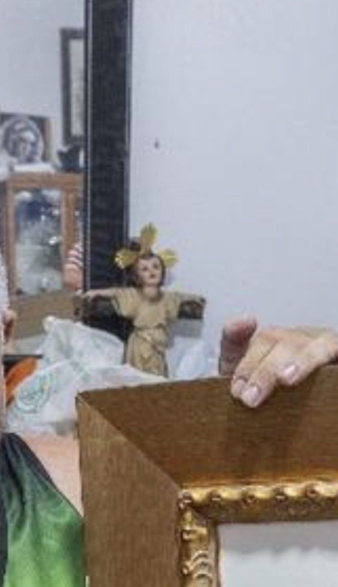 forocoches's tweet photo. El que se encontró el SOROLLA. "ALMODOVAR es amigo mío" Berlanga mi ídolo
Que se encontó el cuadro y lo cogió porque le gustaba el marco me lo creo a pies juntillas. Solo hay que ver como me lleva la casa. 

La ubicación decidida cuando creía que ya era suyo. Encima de una tabla de planchar con tapete 

Pobre niño Jesús, ni llegar a los 33 años le dejó 

luego Los munipas poniendo un Sorolla en el maletero como quién echa la maleta 
https://t.co/znO9hSg8vs