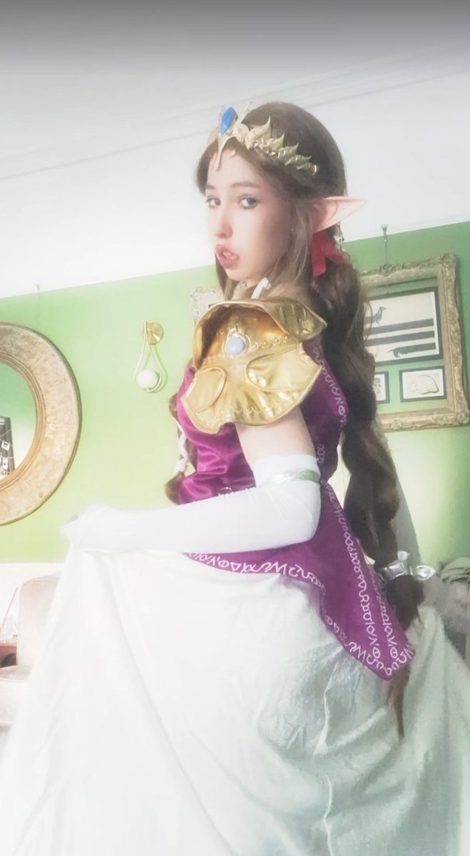 x0_twilight's tweet photo. 🏹 INTRODUCTION 🏹
☆ 18
☆ obsessed with TloZ
☆ cosplayer
☆ I create and sell 🌶
☆ planning to cosplay every version of princess zelda 
🏹 LINKTEEE IN BIO🏹 https://t.co/PBSLgC7kmA
