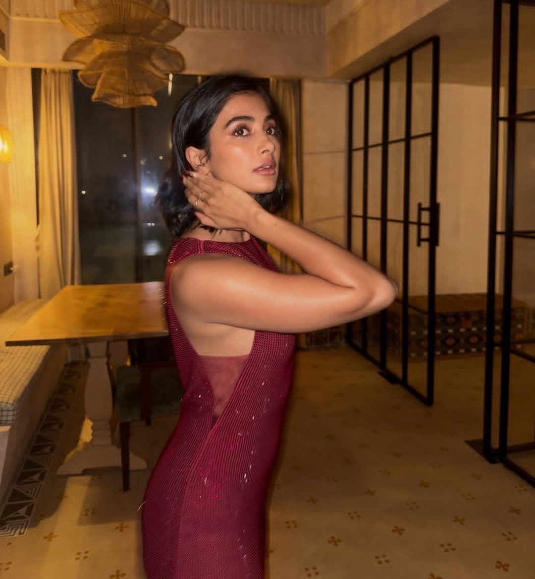 Vismayeahhhh's tweet photo. Pooja Hegde makes me feel ugly 😭💋 https://t.co/teQZ4bLyt3
