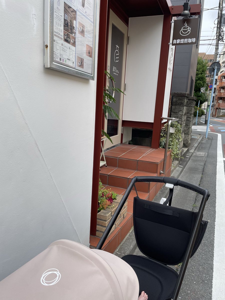 Roco90008942's tweet photo. ベビーカーでお散歩しました☺️
初めてのカフェ🍼 https://t.co/Qwq7NzPRHU
