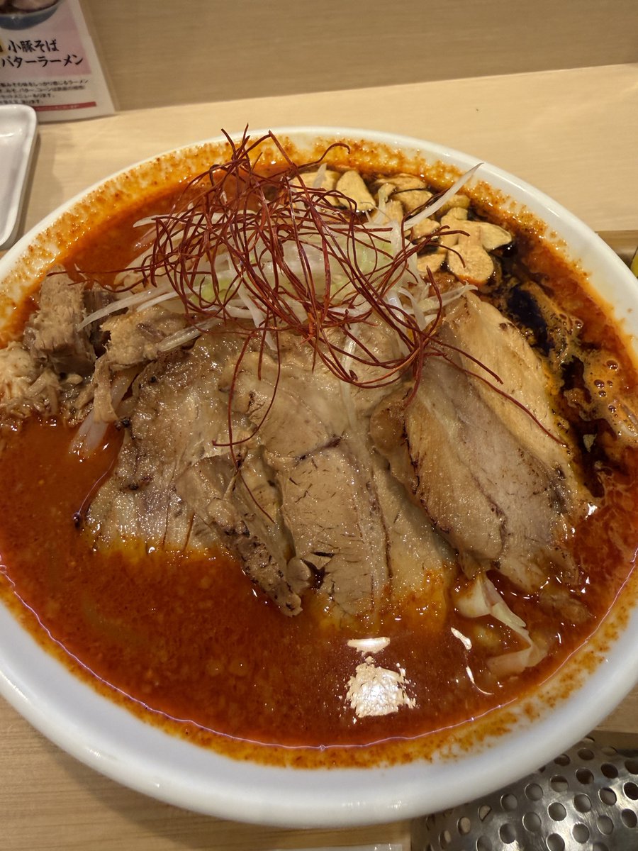 hatu's tweet photo. 今日は1人なので
欲望を全部合わせたやつを

ラーメン好きバラチャーシュー好きヤサイ好きニンニクチップ好き辛いの好きそしてうまい=これです☺️ https://t.co/vYJLk3ztUR