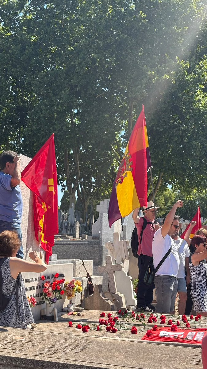 elpcm's tweet photo. ✊🏻 Recordamos a los camaradas del PCE y las JSU fusilados tras el golpe de Casado. Una traición interna que costó la vida de quienes defendían la República. Militamos con su ejemplo, fortaleciendo nuestro Partido a pesar de las traiciones #HayPartido https://t.co/qU6aSsx4H2