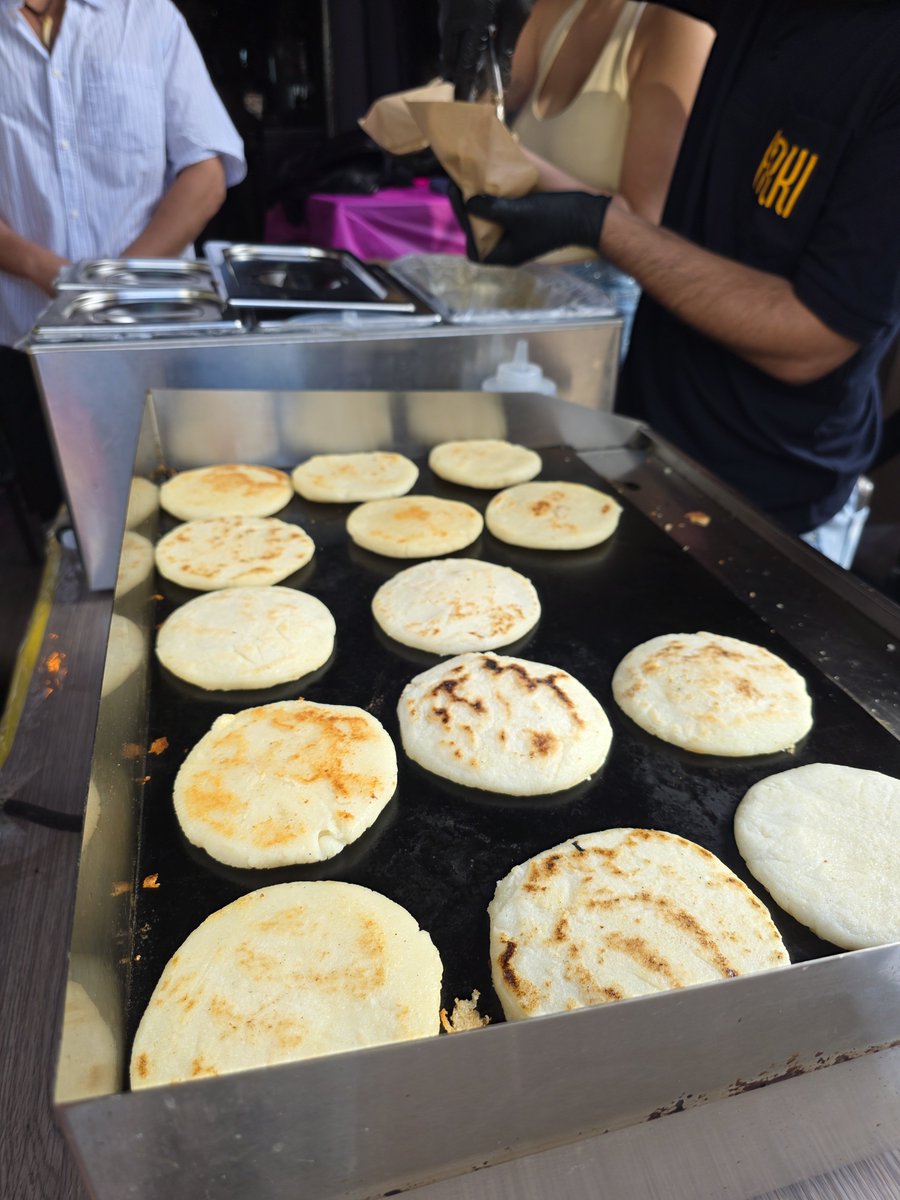 ManuAndrss's tweet photo. Anoche repartimos unas 400 arepas a cambio de donaciones. Recaudamos 5.000 euros para apoyar en Venezuela 🇻🇪❤️ https://t.co/hDZLCWjgka