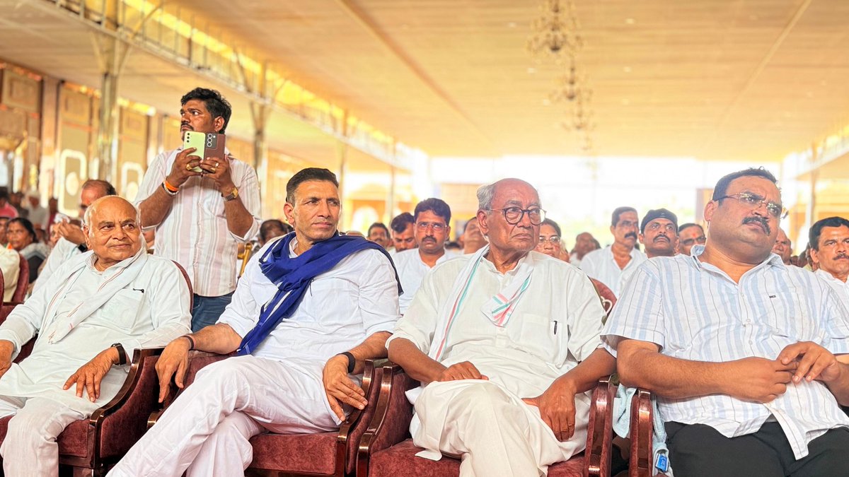 jitupatwari's tweet photo. आज दतिया में कांग्रेस पार्टी का कार्यकर्ता सम्मेलन आयोजित किया गया।

इस सम्मेलन में मेरे साथ पूर्व मुख्यमंत्री श्री दिग्विजय सिंह जी, पूर्व नेता प्रतिपक्ष डॉ. गोविंद सिंह जी, पूर्व मंत्री श्री प्रियव्रत सिंह जी, विधायकगण श्री सिद्धार्थ कुशवाहा जी, श्री साहब सिंह गुर्जर जी, श्री कैलाश कुशवाहा जी, पूर्व विधायकगण श्री राधेलाल बघेल जी, श्री मदन कुशवाहा जी, श्री सुनील शर्मा जी, श्री घनश्याम सिंह जी एवं श्री नीतू सिकरवार जी उपस्थित रहे।

पूरी कांग्रेस पार्टी एकजुट होकर आगामी चुनाव जीतने के लिए तैयार है।