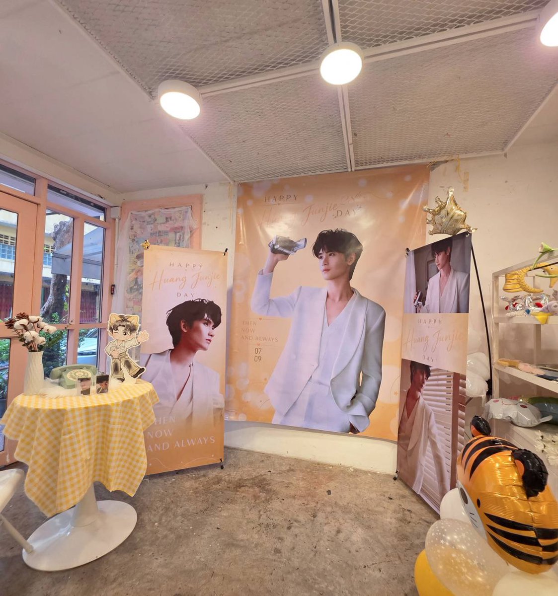 huang_furen_TH's tweet photo. 🧁พร้อมแล้วสำหรับงาน 0709 HuangJunjie Day 🧁
#HJJ28thbirthday 
#Huangjunjie #หวงจวิ้นเจี๋ย #黄俊捷

พรุ่งนี้อย่าลืมมารวมส่งความรักให้เสี่ยวหวงกันเยอะ ๆ น้า~ 💛
​🗓️DATE: 5 July 2026
⏰ TIME: 11.00 - 17.00 น.
📍 LOCATION: @so_kcafe  (MRT หัวลำโพง Exit 1) https://t.co/20PPaJvcvG