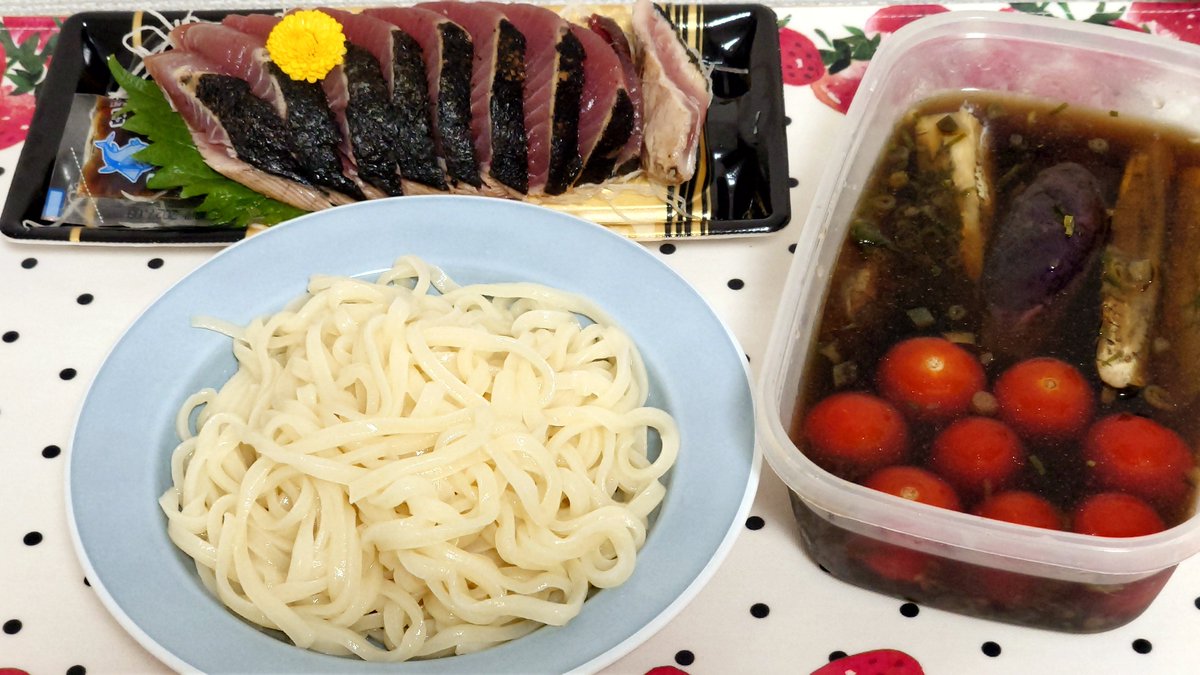 mimosa573's tweet photo. 今日のばんごはん
夏野菜の煮浸しにスーパーでかったカツオのたたき！
さっぱりしたもので元気出していきたいわね〜 https://t.co/M93Y0DyOe6