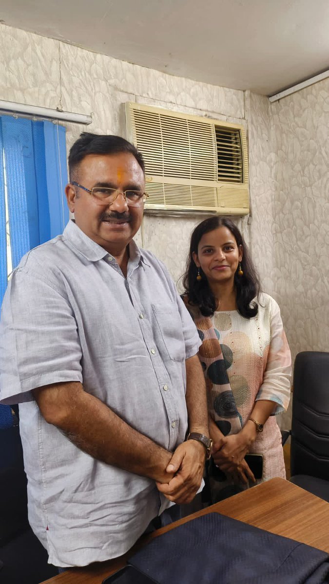 Nehapaliwal501's tweet photo. बूंद से सागर भरता पानी का,शब्द से सागर भरता ज्ञान का।बेरोजगारप्रकोष्ठ का सागर सूखने न पाएं इसकेलिए ज्ञान की कड़ी जोड़ने हेतु मेरेभाई के साथ कांग्रेस राष्ट्रीयप्रवक्ता आलोक शर्माजी से दिल्ली में कांग्रेस के राष्ट्रीयमुख्यालय में मुलाकात की,उनसे प्रकोष्ठ की सुचारूता हेतु अनुभव जाने https://t.co/WTarq49F2K