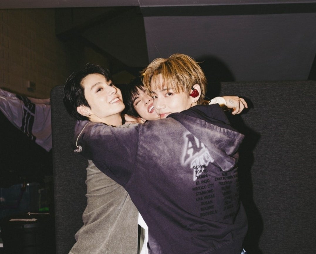 VLifeToDo's tweet photo. 사진찍는데 방해하는 강아지들 여전함ㅋㅋㅋㅋㅋㅋㅋ https://t.co/KAefzImJZg