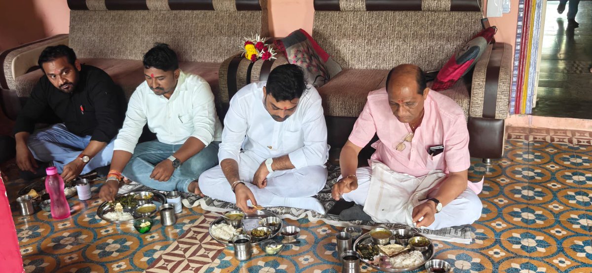 bjpneelrao's tweet photo. આજે ભાણન્દ્રા ગામ ખાતે ગરુડેશ્વર મંડલના મહામંત્રી શ્રી મનીષભાઈ તડવીના નિવાસસ્થાને સ્નેહભર્યા વાતાવરણમાં ભોજનનો લાભ લેવાનો અવસર મળ્યો.

આ પ્રસંગે આત્મીય મુલાકાત, હળવી ચર્ચાઓ અને સૌના પ્રેમ તથા લાગણીનો અનુભવ થયો. ઉષ્માભર્યા આવકાર, આગતાસ્વાગતા અને સ્વાદિષ્ટ ભોજન માટે હૃદયપૂર્વક આભાર વ્યક્ત કરું છું.

#bjp #Narmada #Gujarat