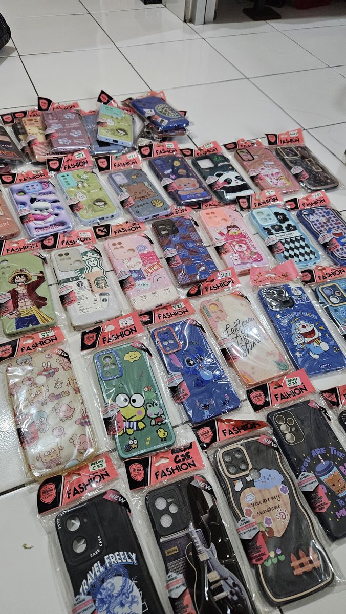 Feniooo's tweet photo. Biasanya yang jual case HP ini bapak aku. Tapi 2 minggu lalu bapak sudah berpulang. Aku lagi menghabiskan stok yg ada. Tersedia case HP Samsung, realme, Vivo, dan Xiaomi dll. Harga 8k/pcs. Beli lebih banyak, ada diskon ya 😊

Bagi yang berminat, boleh banget DM ya. https://t.co/Q2rgUq1MKv