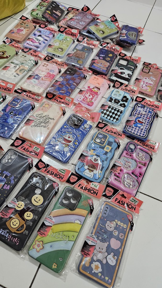 Feniooo's tweet photo. Biasanya yang jual case HP ini bapak aku. Tapi 2 minggu lalu bapak sudah berpulang. Aku lagi menghabiskan stok yg ada. Tersedia case HP Samsung, realme, Vivo, dan Xiaomi dll. Harga 8k/pcs. Beli lebih banyak, ada diskon ya 😊

Bagi yang berminat, boleh banget DM ya. https://t.co/Q2rgUq1MKv