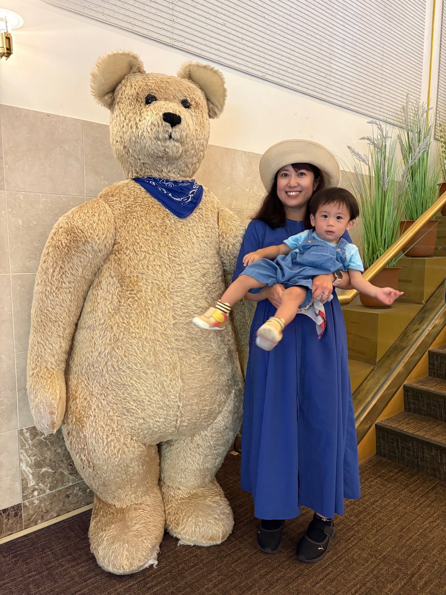 miyukirarin's tweet photo. 今回の那須旅行で宿泊した、エピナール那須のエントランスにいたクマさんと、そら君と私🐻👶

#エピナール那須 #那須旅行 #1歳4ヶ月 #1歳 https://t.co/gB6O9kxIsZ