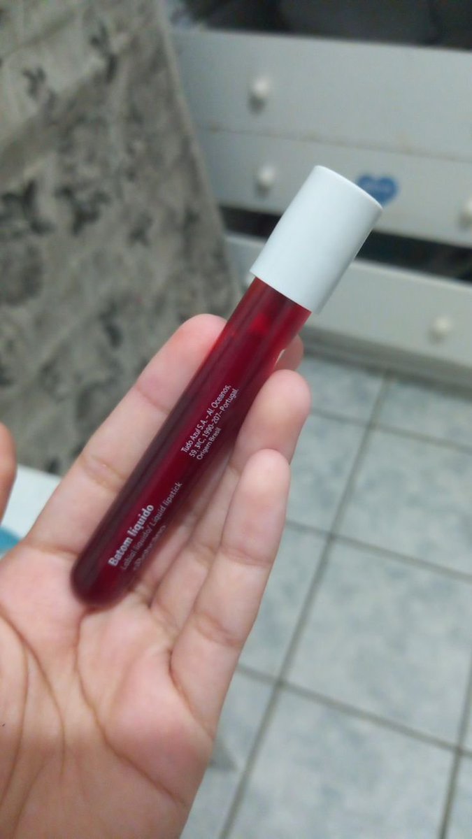 bynnicore's tweet photo. Quem teve a ideia de fazer um lip tint parecendo mas aquelas ampola de coletar sa.ngue para exames foi um gênio KKKKK https://t.co/RVxFL1WzLK