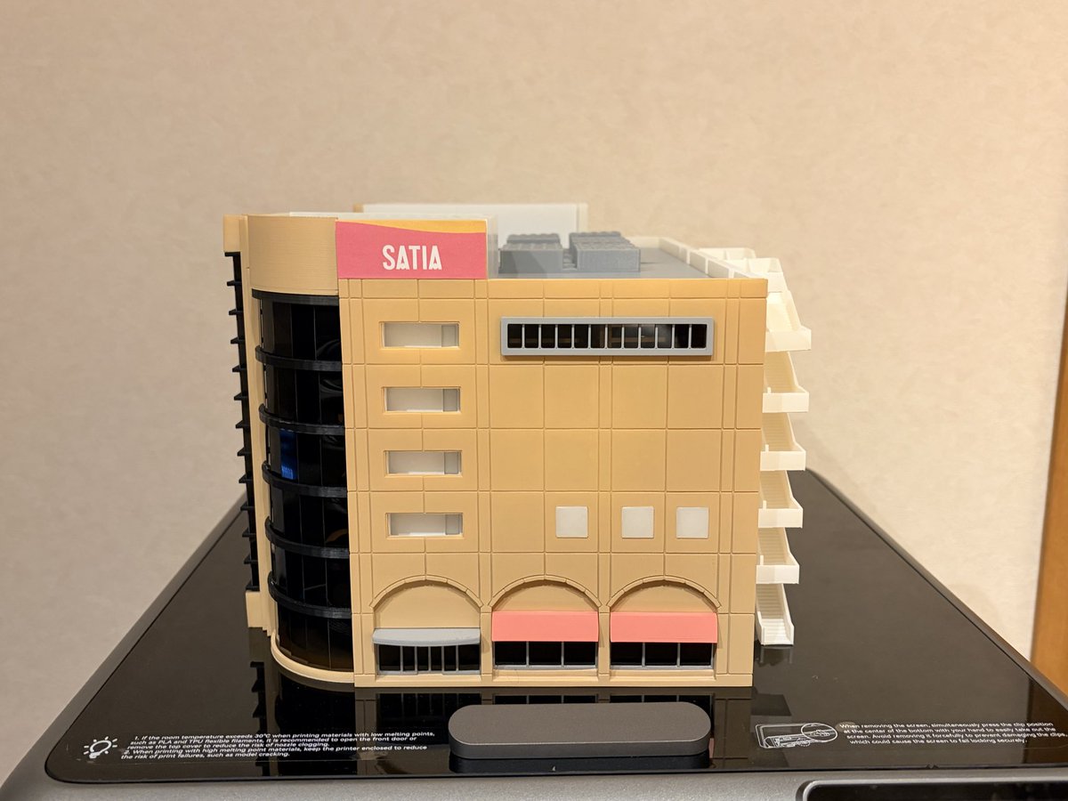 FUYA_SHOU1020's tweet photo. 3Dプリンターでイオン風な百貨店を作りました。（SATY風でもある）
Nゲージサイズの1/150で作りました！

▼以下こだわりポイント
シースルエレベーター
最上階のレストランフロアの連続窓
避難バルコニー
避難階段
メイン側の外壁はパネルを再現

#Nゲージ 
#3Dプリンター 
#3dモデリング 
#鉄道模型 https://t.co/2AzGT3PPpB