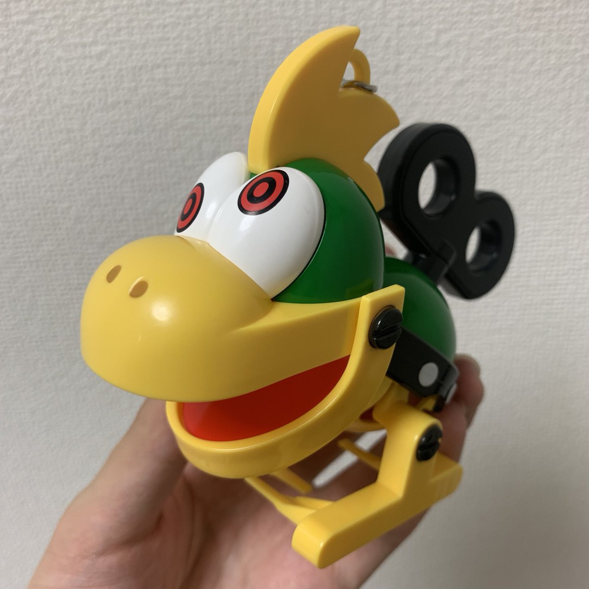 my_kinopio's tweet photo. USJに、
マリオファンなら全員欲しいやつじゃない？！
というグッズが出ていたので、買ってきました🙌

メカクッパのキーチェーン🐢🤖

再現度＆クオリティ高すぎる上に、実際に歩くギミック付き👏

相変わらずUSJのグッズはセンスが良すぎます🥹✨️

#USJファン
#スーパーニンテンドーワールド https://t.co/AKCI29pnwg