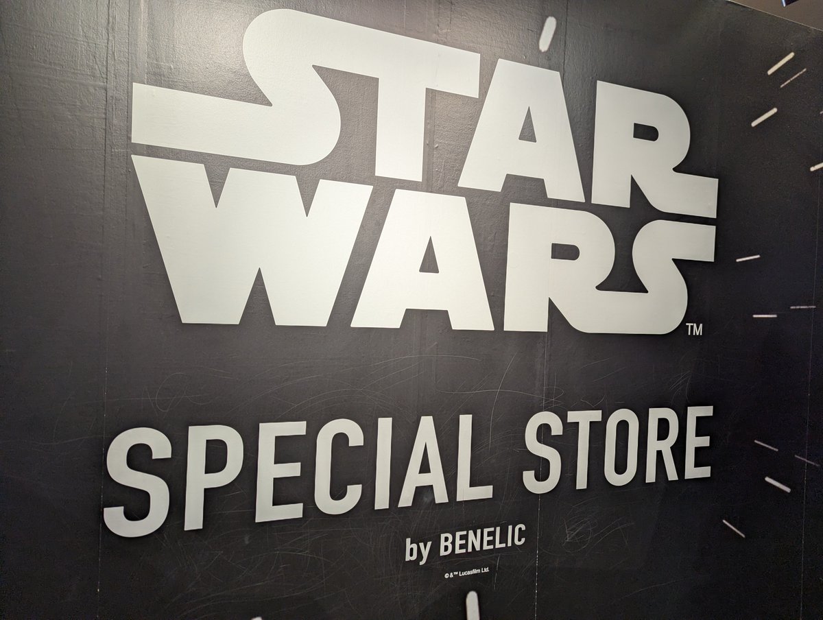 Japan_Sci_Fi's tweet photo. スターウォーズのPOP UPストアに行って
目が覚めた

沢山の親子と、子供がいて
子供はそろってグローグーに興味を持っていて
可愛い、と言っている

なるほど、と。
映画のスケールが小さいとか、そういう話ではなくて、
子供が無条件に興味を持つ圧倒的新規開拓の映画だったんだなと気付かされた

ルーカスもスターウォーズは子供が楽しめばいい、と言っていたし
その魅力に気づけなかった自分に反省をしている