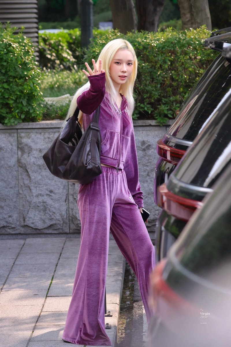 VirginSnow0101's tweet photo. 260704 퇴근
🫳🏻🫳🏻
#WINTER #윈터
#aespa #에스파 https://t.co/GAR4Hq2DQW