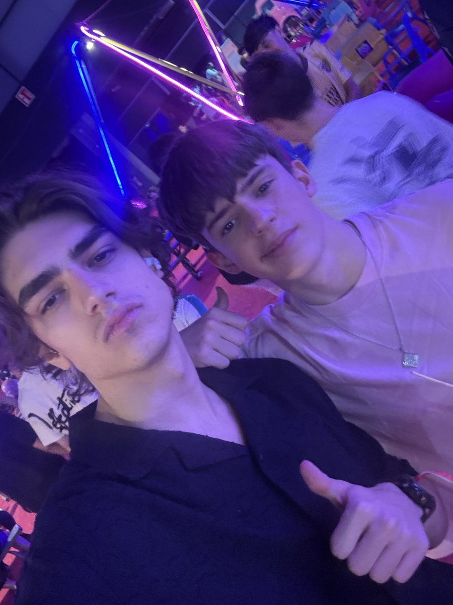 Kronikfnbr's tweet photo. Con la familia de DH @doraaqg @Kiikifnr https://t.co/XaqEYq9Nyh