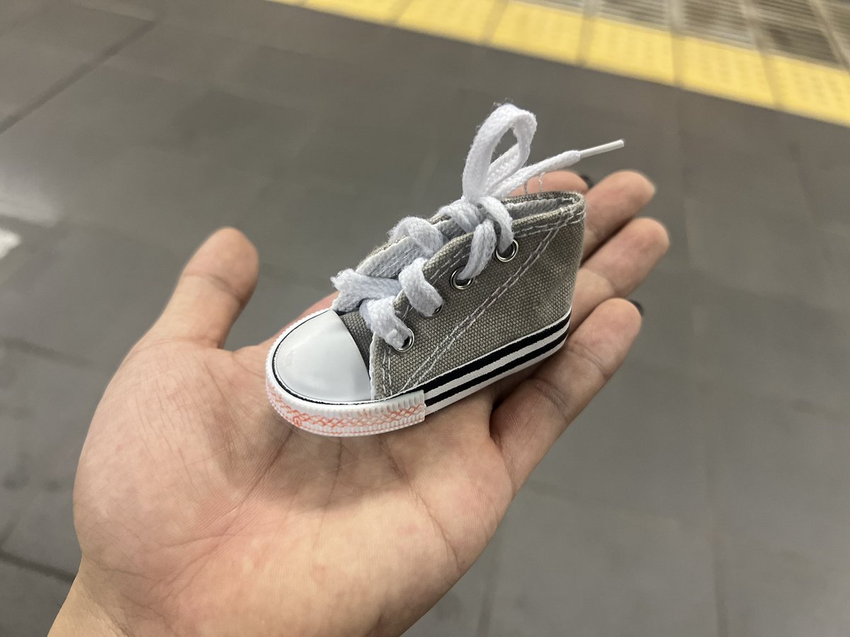 Cameron_sub's tweet photo. どなたか駅で靴を落としませんでしたか？ https://t.co/bASGWHzU0L