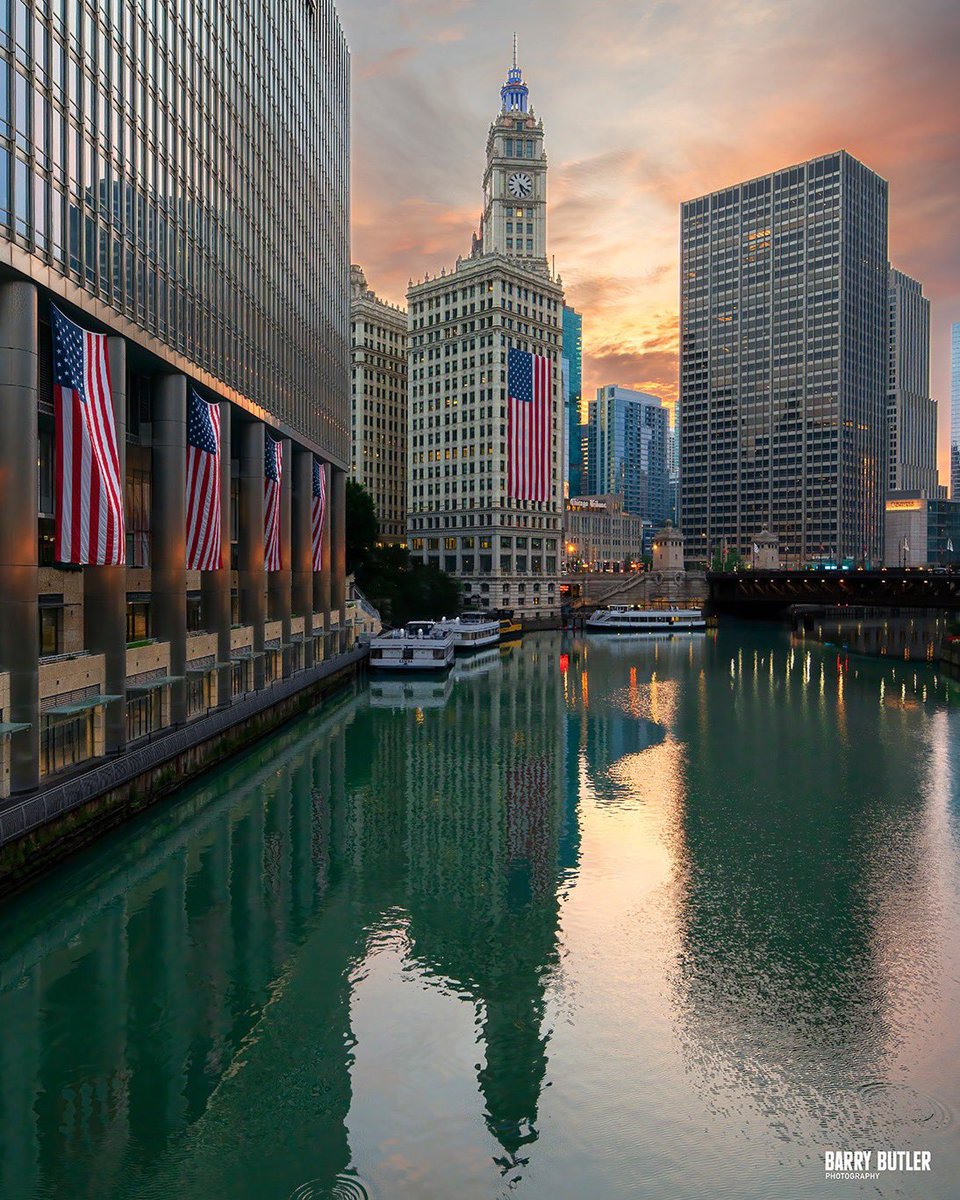 barrybutler9's tweet photo. By Dawn's Early Light.  This morning in Chicago on Independence Day, America 250. https://t.co/oTeYpheyVD