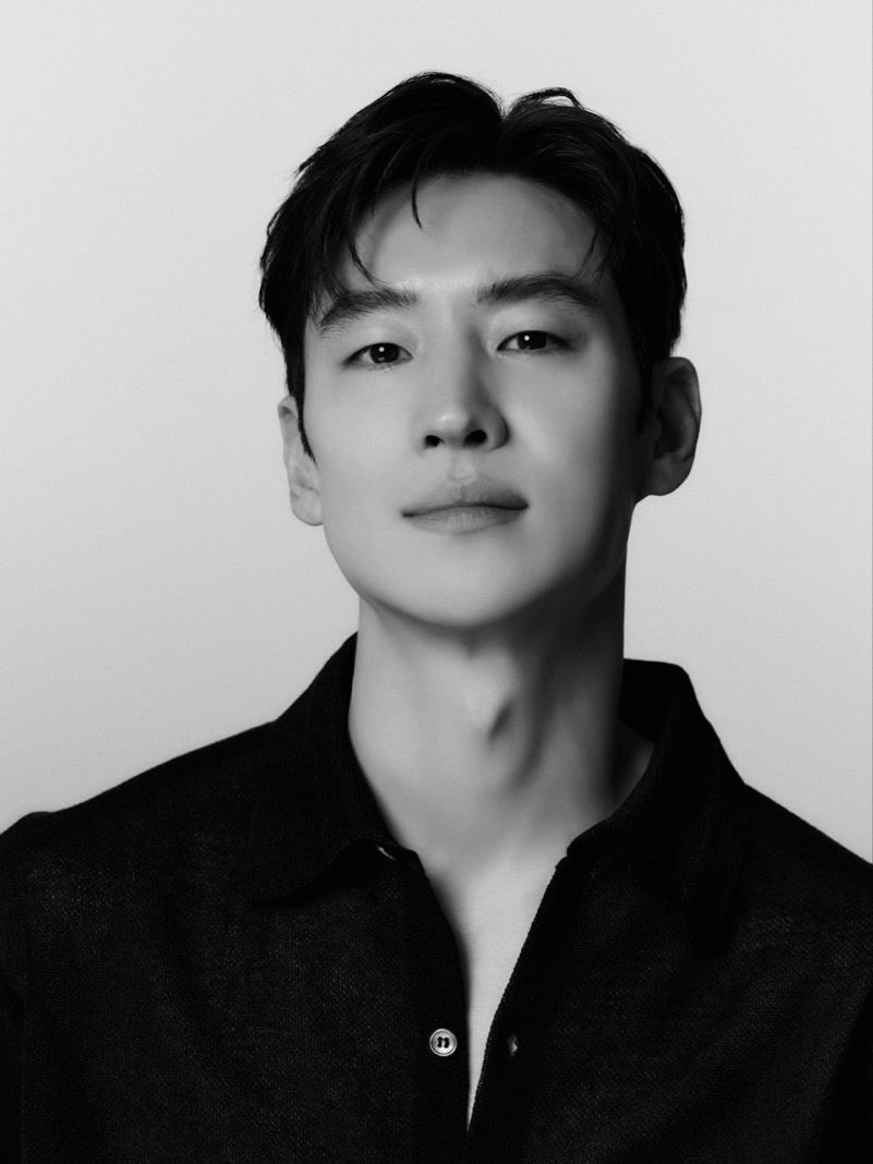 jehwoon's tweet photo. @indecentpals Good evening, lads and lasses. The name’s Alaric and I just started a fresh blank page here, thus I need people to fill up the emptiness. Please come be my friend, anyone? https://t.co/g2s0XXYxMb