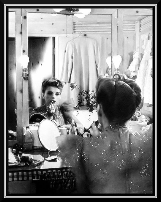iShowTunes's tweet photo. @catchypiccolino #JudyGarland... "Presenting Lily Mars" #DressingRoom, 1943.
#NationalComplimentYourMirrorDay  🪞 https://t.co/RqKhCQ0L7r