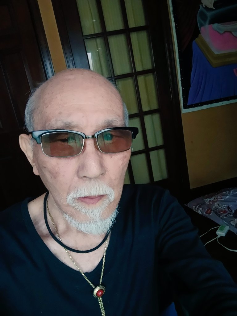 s_t_melon's tweet photo. 冗談か本気か女たちが言った
「ハゲなのにセクシー」

違う　そうじゃない

それを言うなら
「ハゲだからセクシー」
そこを取り違えないでくれ

前に進みたいなら
失くしたものに未練を残すな
今あるもので勝負しろ

世間が勝手に決めた欠点は
最強の武器になることを知ったとき
君は無敵になる https://t.co/Jq7mo4S1lm