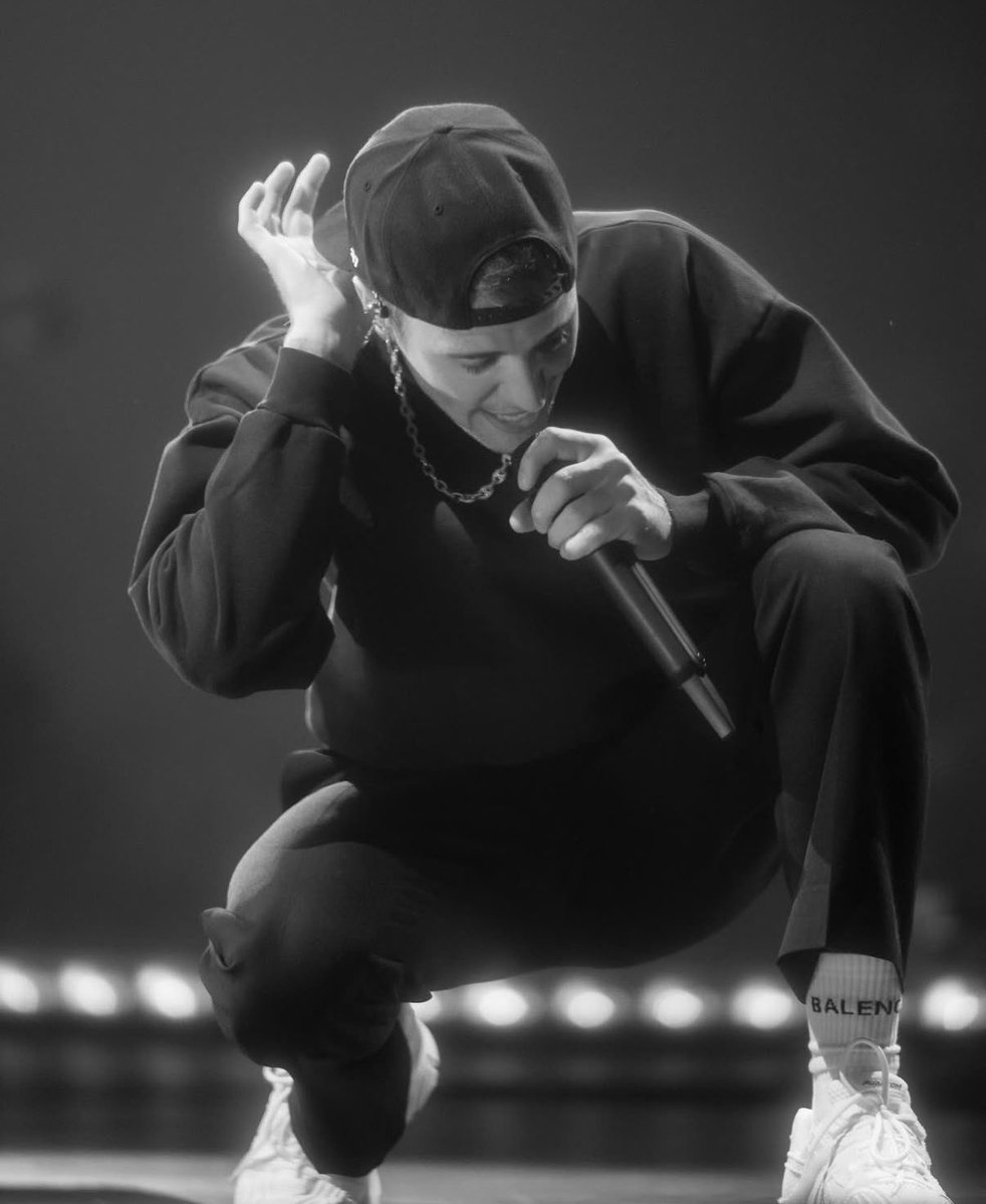 jbloverteam's tweet photo. someone please remind justin that he is a global artist 😭😭😭i think he forgot https://t.co/QJgcO1opO4