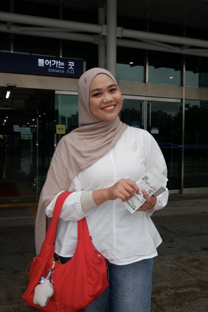 AyrinPuteri's tweet photo. Sekarang kalo foto udah gak perebutan Angle lagi, kanan kiri rata 😂 https://t.co/ice18WhoaN