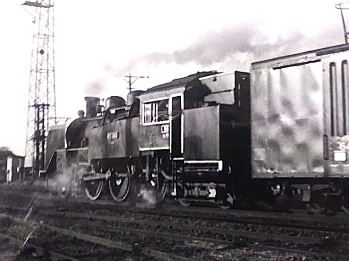 MR520KAI's tweet photo. 石巻線石巻駅を発車する上り貨物列車。牽引するのはC11 363、姫路第一機関区からの転入機です。播但線さよなら運転時の白い縁取りが各所に残っています。昭和47年撮影。（ハーフサイズカメラでの撮影になります） https://t.co/cGJ06oukBo