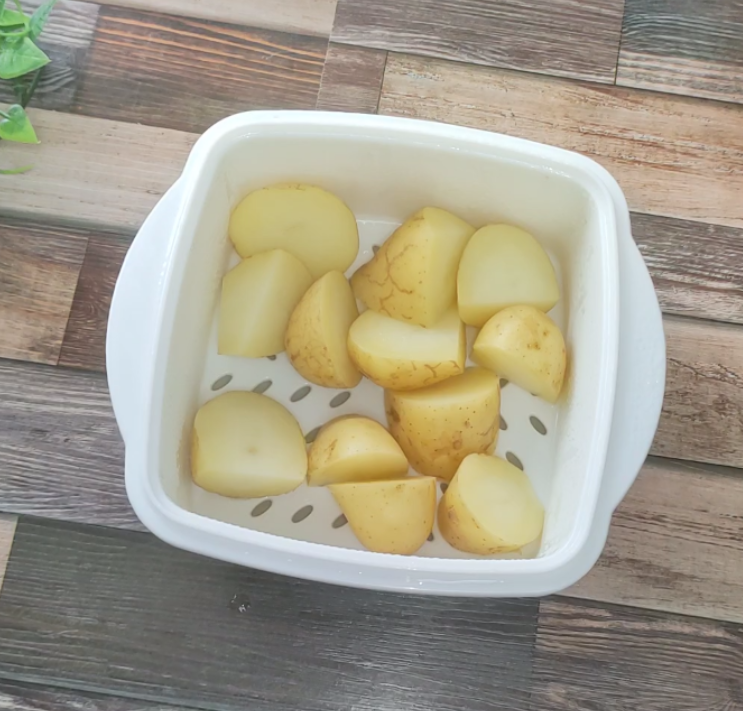 mari_kitchen_'s tweet photo. いつもマヨまみれのポテサラ作ってるそこのあなた！「マヨ半減＆謎の黒い粒（レーズン）」でデパ地下の味を再現しちゃいました。 「え、ポテサラにレーズン？」と思った人ほど、一口食べて絶句するハズ。私のシミ対策の救世主です。  秘密の爆速15分レシピはこちら👇
 https://t.co/WLBI5HDlHk https://t.co/ck92BdYabc