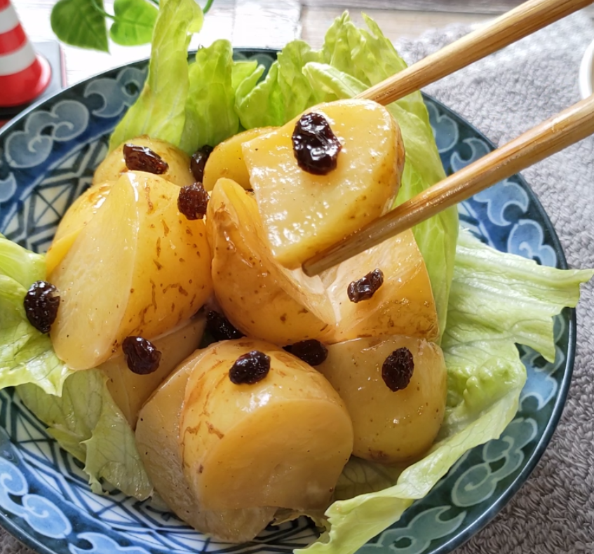 mari_kitchen_'s tweet photo. いつもマヨまみれのポテサラ作ってるそこのあなた！「マヨ半減＆謎の黒い粒（レーズン）」でデパ地下の味を再現しちゃいました。 「え、ポテサラにレーズン？」と思った人ほど、一口食べて絶句するハズ。私のシミ対策の救世主です。  秘密の爆速15分レシピはこちら👇
 https://t.co/WLBI5HDlHk https://t.co/ck92BdYabc
