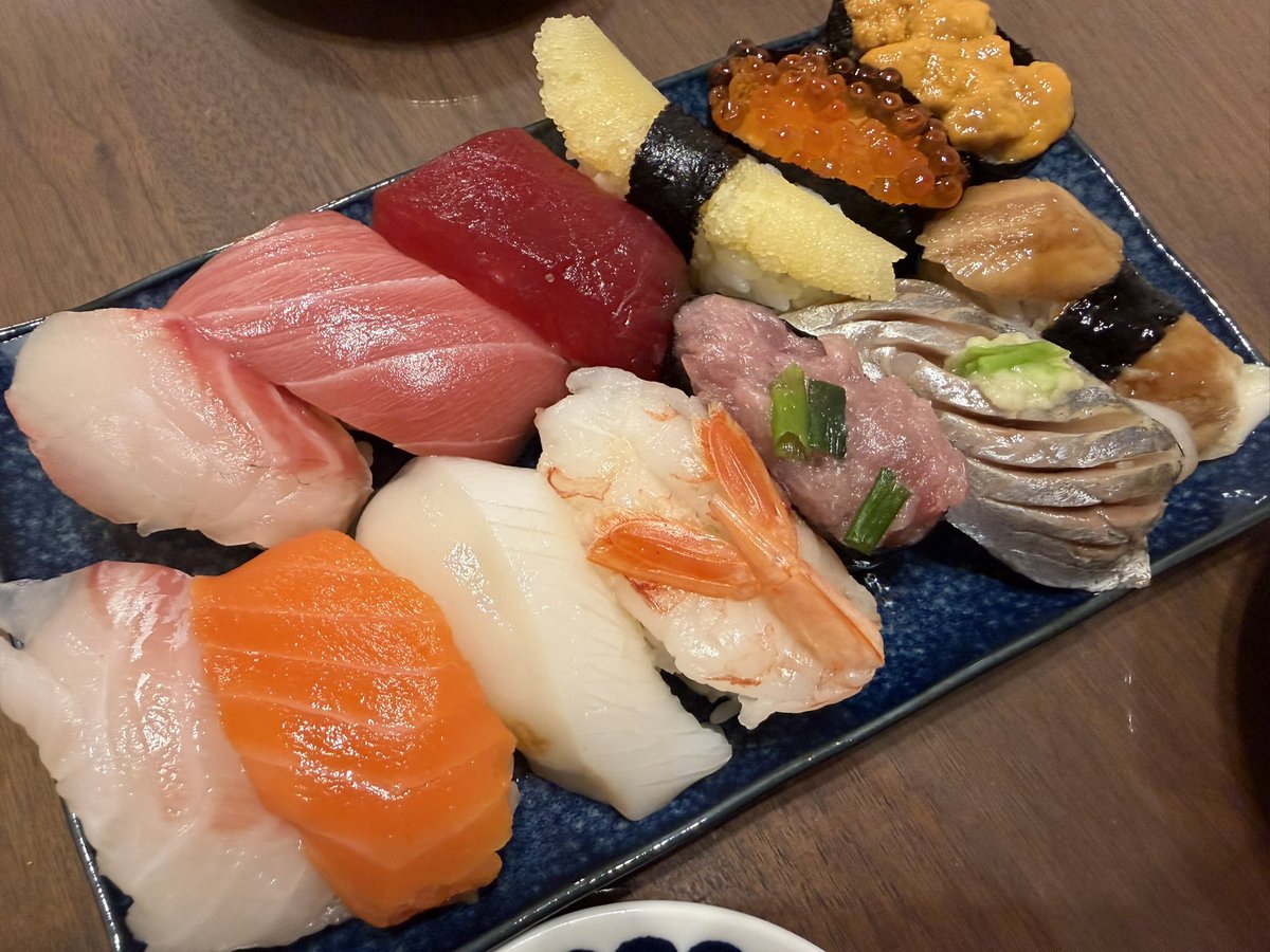 Schumpeter011's tweet photo. 今日は記念日なのでスシ
昨日とは打って変わって上質なオーガニック・スシ（昨日のもオーガニックではあっただろ） https://t.co/z29jPKpWbk