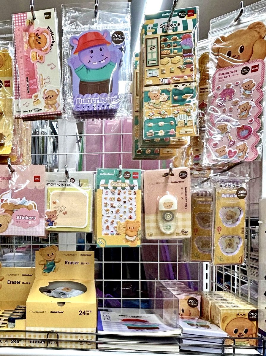 maman_chu2020's tweet photo. 皆さんのポストを羨ましく見てたけど
やっと私のテリトリーにも
バターベアちゃんが🧸💕💕

ステッカー､鉛筆､消しゴム､メモ帳､付箋､ノート､修正テープ､マグネット…
いっぱいあって迷う〜💦

さて､私は何を買ったでしょうか？←え
#DAISO
#Butterbare 
#バターベア https://t.co/Bz9YiyFpiP