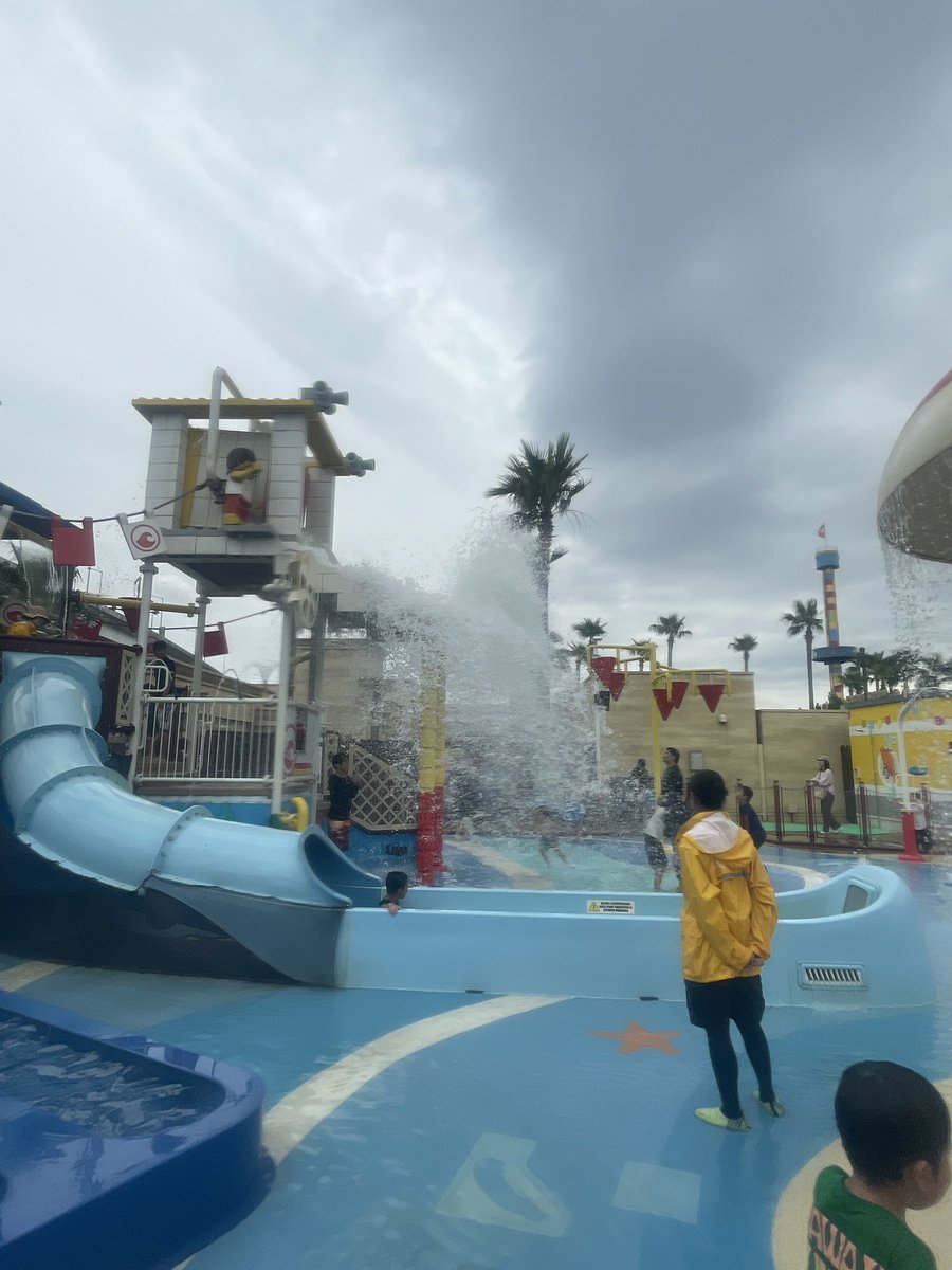 0806jirisu's tweet photo. 曇＆雨だったけれど、初めてのレゴランド楽しかった♪
プール遊び2回も行って疲労w😓 https://t.co/xsGETe8Lmy