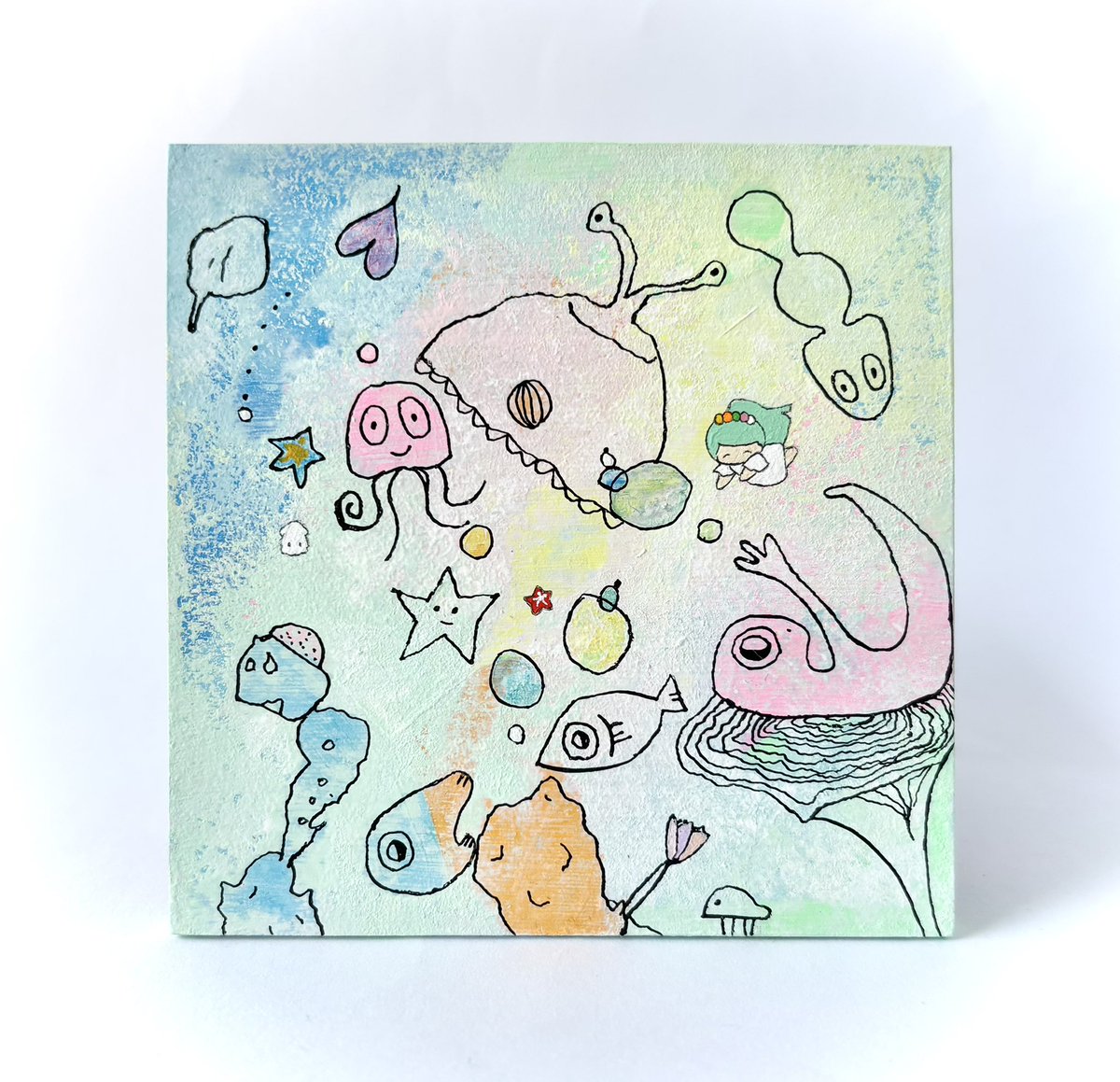 awainote1027's tweet photo. 原画『海とほほえみ』を販売中です🐠
手のひらサイズの木製パネルです🫲

海の住人まりんちゃんは、海の仲間や不思議な生きものたちと楽しく泳いでいます🐟
今日も賑やかだね☺️

https://t.co/XxExAJEKb5

#絵
#ゆるい絵
#イラスト
#illustraion
#アート
#art
#BASE https://t.co/fEllNOWXzc