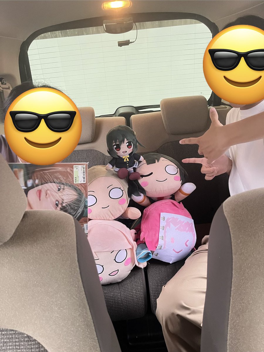 uta_lovelive's tweet photo. 人のオタクカーで暴れるオタク2名 https://t.co/GOToeeZUWS