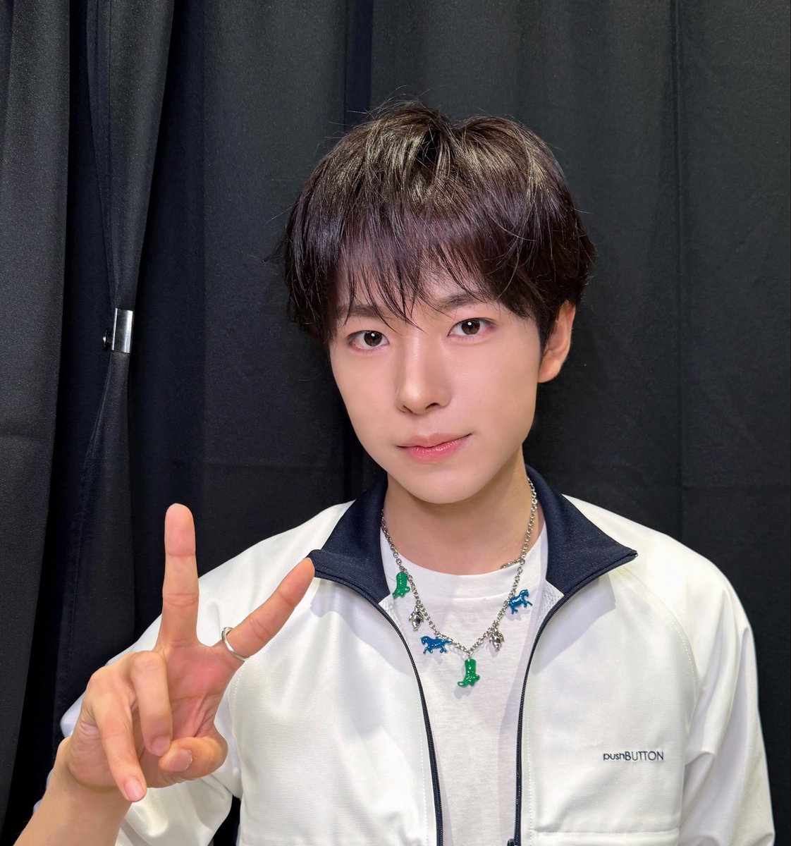 on0511si's tweet photo. 흑발 완존 좋음🫰🏻🫰🏻🫰🏻🫰🏻🤍 https://t.co/HSunaanemv