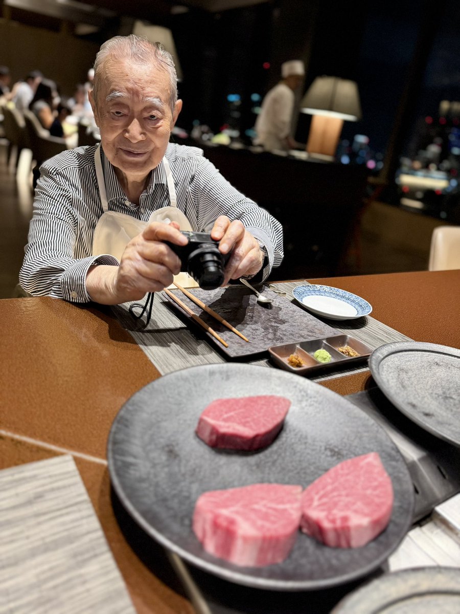 Dr_NakaMats's tweet photo. 本日は全身マッサージ「長く座っているので腰が凝っていますね、アタマを使っているので肩も凝っていますね」「手足は筋トレしているのでお丈夫です」と言われた。
その後筋トレ、プール、40℃NO発生。その後スタッフが数え99歳のお祝いをしてくれた。 https://t.co/WSlb40MdpG