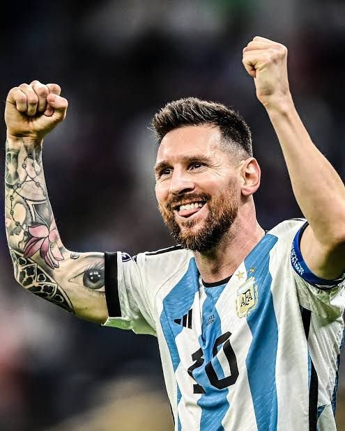 Tipsguru6's tweet photo. Argentina needed an
embarrassing 120 minutes and a fortunate extra-time own goal to survive a World Cup upset against tiny Cabo Verde, barely
scraping through to the last 16. The defending champions looked clueless as the Blue Sharks repeatedly equalized, leading to desperate pointing fingers and a frustrated Messi admitting his team made "many bad things".