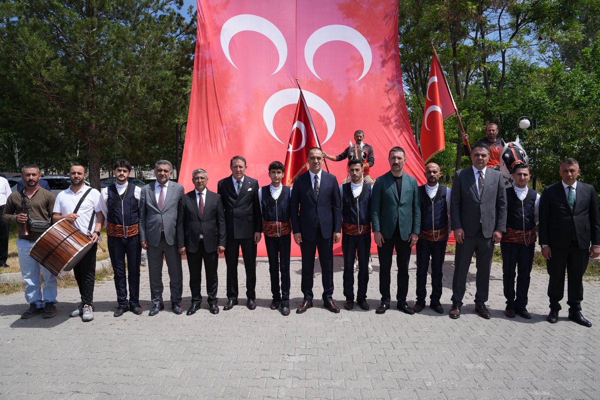 mhperzurumil's tweet photo. 📍MHP AZİZİYE İLÇE KONGRESİ

Genel Başkanımız, Bilge Liderimiz Sayın Devlet Bahçeli Beyefendinin emir ve talimatlarıyla başlayan “Kardeşlik Kalbimizde, Gelecek Aklımızda” temalı ilçe kongrelerimizin bir diğerini bugün Aziziye İlçemizde gerçekleştirdik. 

Genel Başkanımızın Baş Danışmanı Prof. Dr. M. Hanifi Macit, Ülkü Ocakları İl Başkanımız Mevlüt Özcan, AK Parti Aziziye Belediye Başkanımız Emrullah Akpunar, İl Yöneticiletimiz, İlçe Başkanlarımız, Kaçep Birimimiz, Meclis Üyelerimiz, Kamu Sen, TÜRKAV, Türk Hukuk Enstitüsünün temsilcileri, Esnaf Odaları, muhtarlarımız, ülküdaşlarımız ve kıymetli hemşehrilerimizin katılımıyla gerçekleşen kutlu toyumuz, birlik, beraberlik ve kardeşlik içerisinde tamamlandı. 

Bu vesileyle, yeniden göreve seçilen İlçe Başkanımız, değerli yol arkadaşım Lokman Acar ve kıymetli yönetimini tebrik ediyor, muvaffakiyetler diliyorum.

Adem YURDAGÜL
MHP ERZURUM İL BAŞKANI