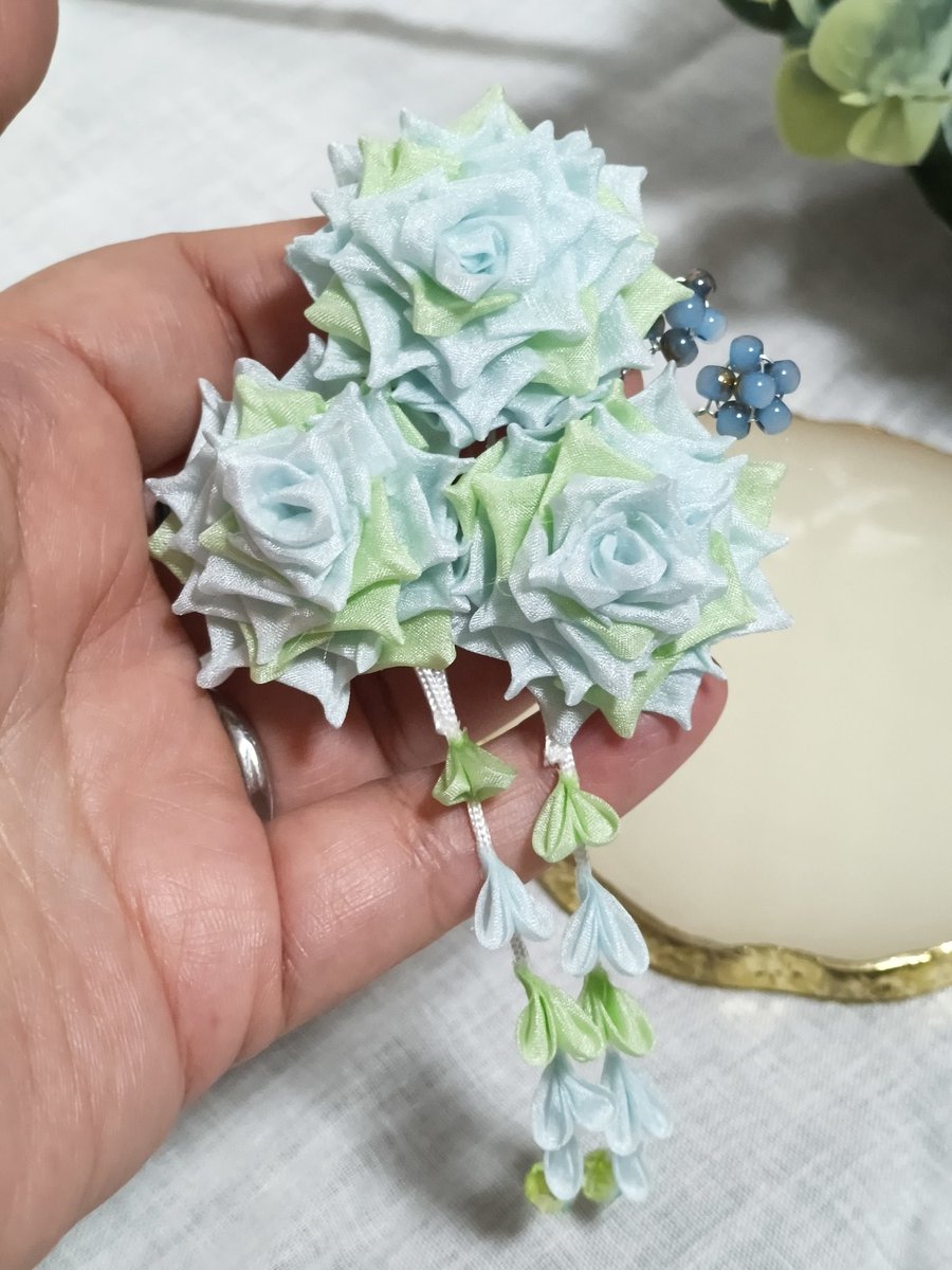 tomowa06's tweet photo. 髪飾り
爽やかなバラに🌹
手に乗るサイズの小ぶりなので、使いやすいサイズに

さあ、10月の多華楽箱まで出店予定ないのでクリーマとミンネ強化しよう✨ https://t.co/nAg5v1BFji