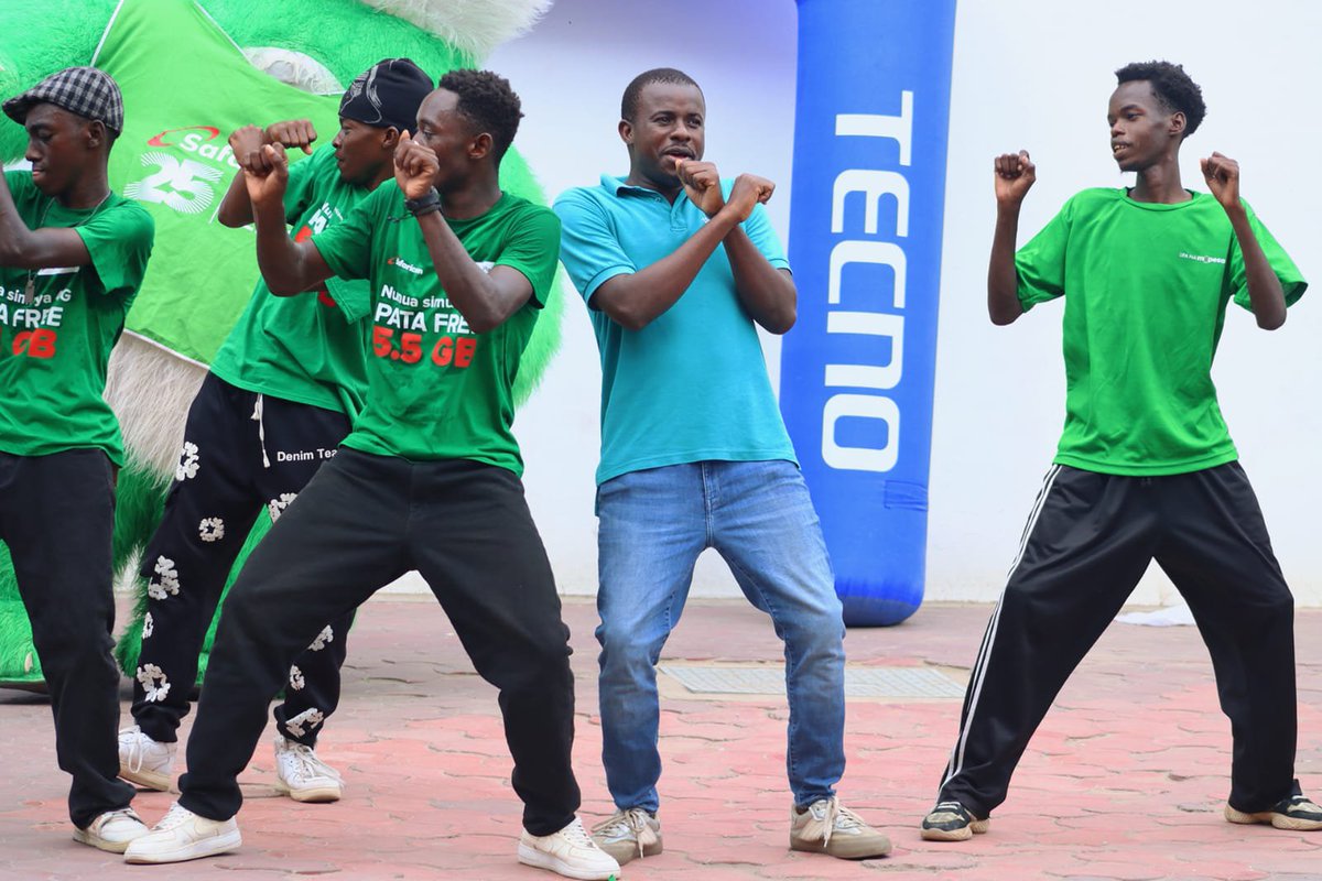MoRadioKE's tweet photo. Moves ni zile deadly deadly tukiendelea ku upgrade 🤗😆

Maisha Poa Ni Digital ndio maana tuko hapa Huduma Centre leo kwenye @safaricomplc_ End Month Terminal Bonanza.Ukifika unapata simu za 4G kwa bei rahisi na inakujia na 1GB free data for 24hrs plus 5.5GB free mwezi mzima. https://t.co/4rEbeNxMDo