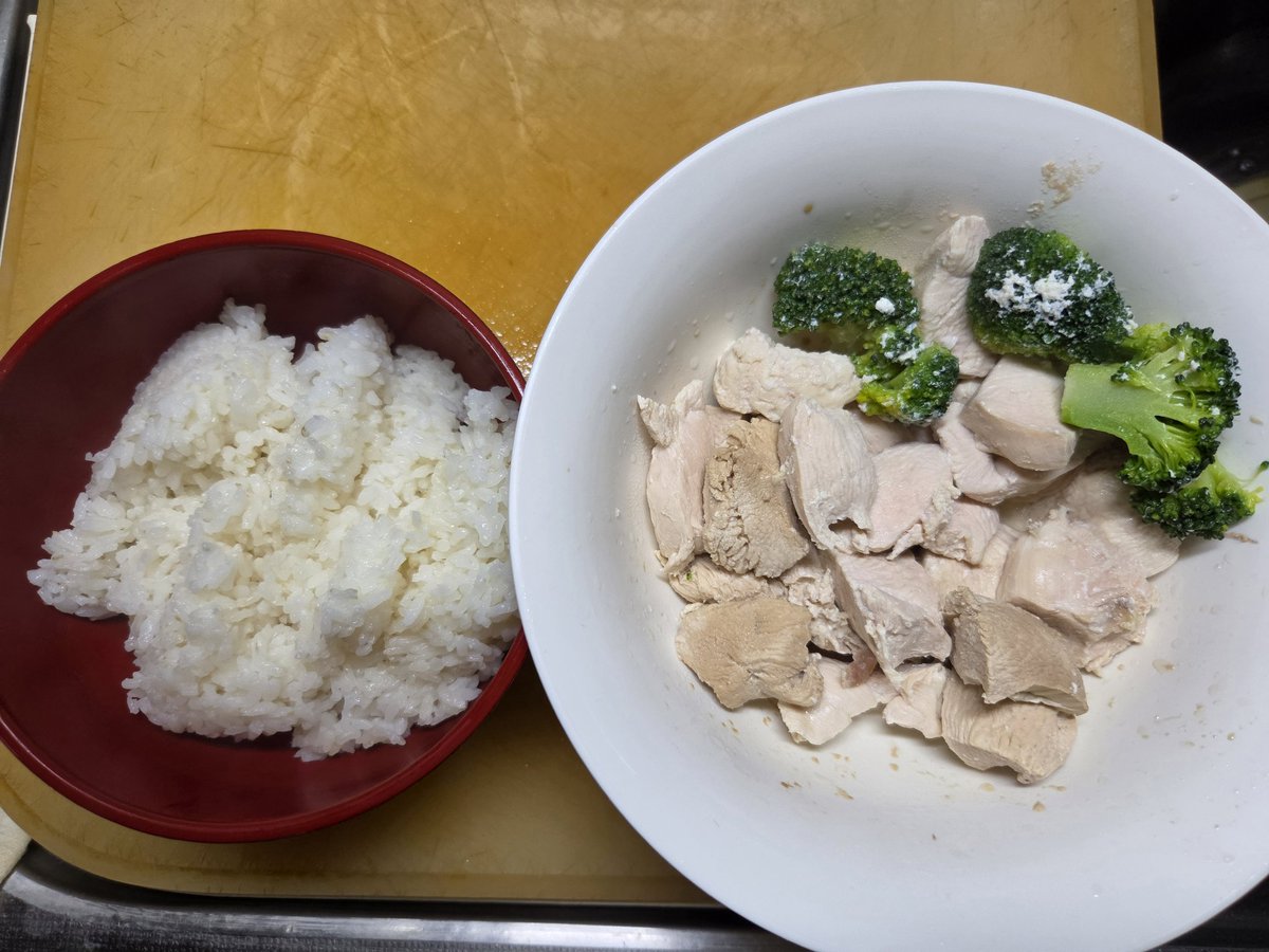 zendeikiru's tweet photo. 背中の日！！
米150g  鶏胸肉　300g　味噌汁
米300g  鶏胸肉　300g 
トレーニング前　プロテイン40g
米　400g 鶏胸肉　350g 鮭　20g

#ジュラシックカップ
#ボディビル
#ダイエット #減量食
#絶対勝つ https://t.co/MgmAPiiUn3