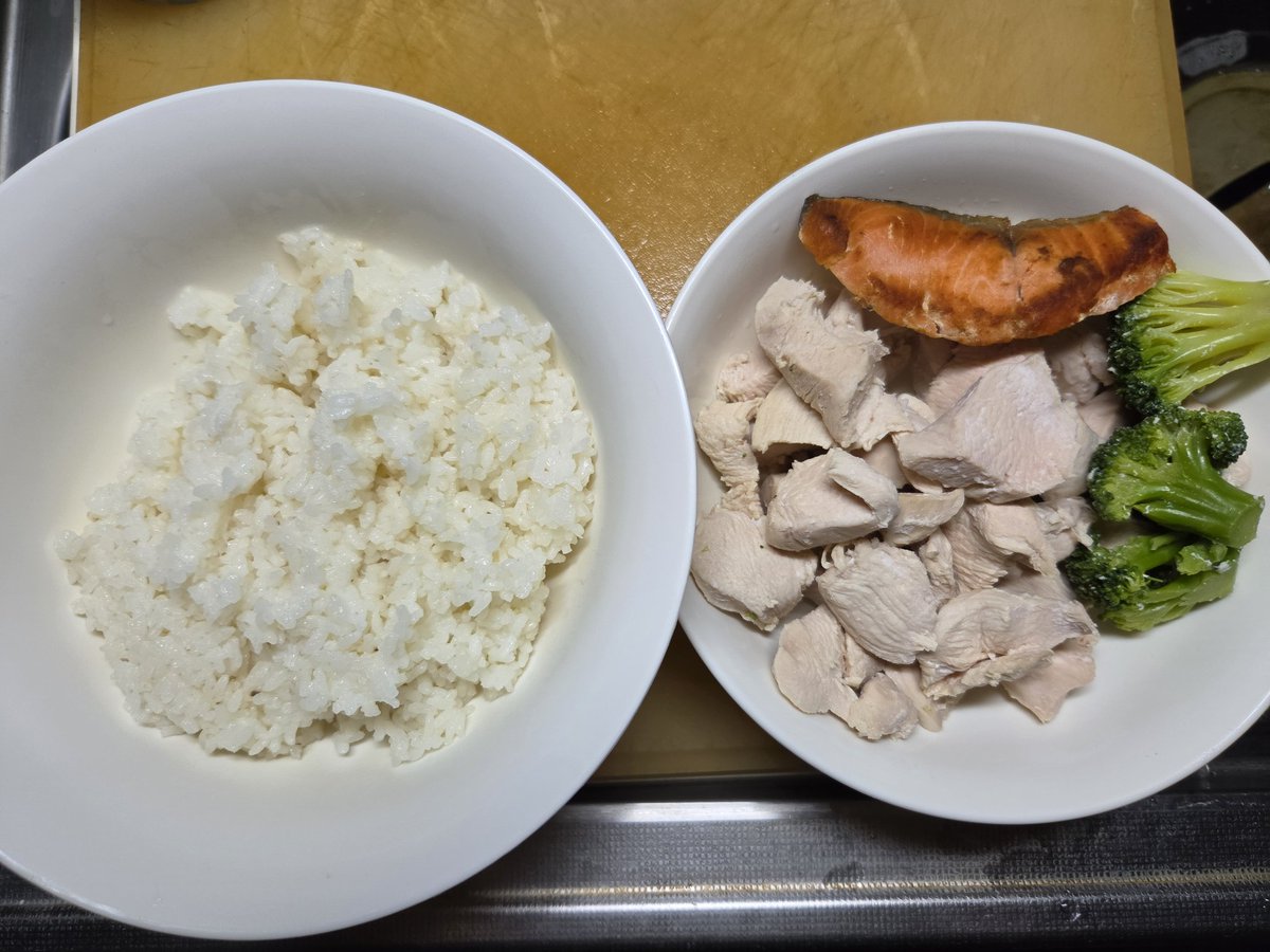 zendeikiru's tweet photo. 背中の日！！
米150g  鶏胸肉　300g　味噌汁
米300g  鶏胸肉　300g 
トレーニング前　プロテイン40g
米　400g 鶏胸肉　350g 鮭　20g

#ジュラシックカップ
#ボディビル
#ダイエット #減量食
#絶対勝つ https://t.co/MgmAPiiUn3