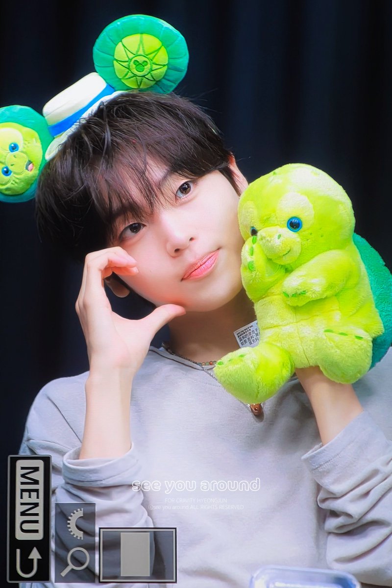 around_02's tweet photo. 260704 팬사인회
#CRAVITY #형준 
#크래비티 #HYEONGJUN https://t.co/OUAqwJgNg7