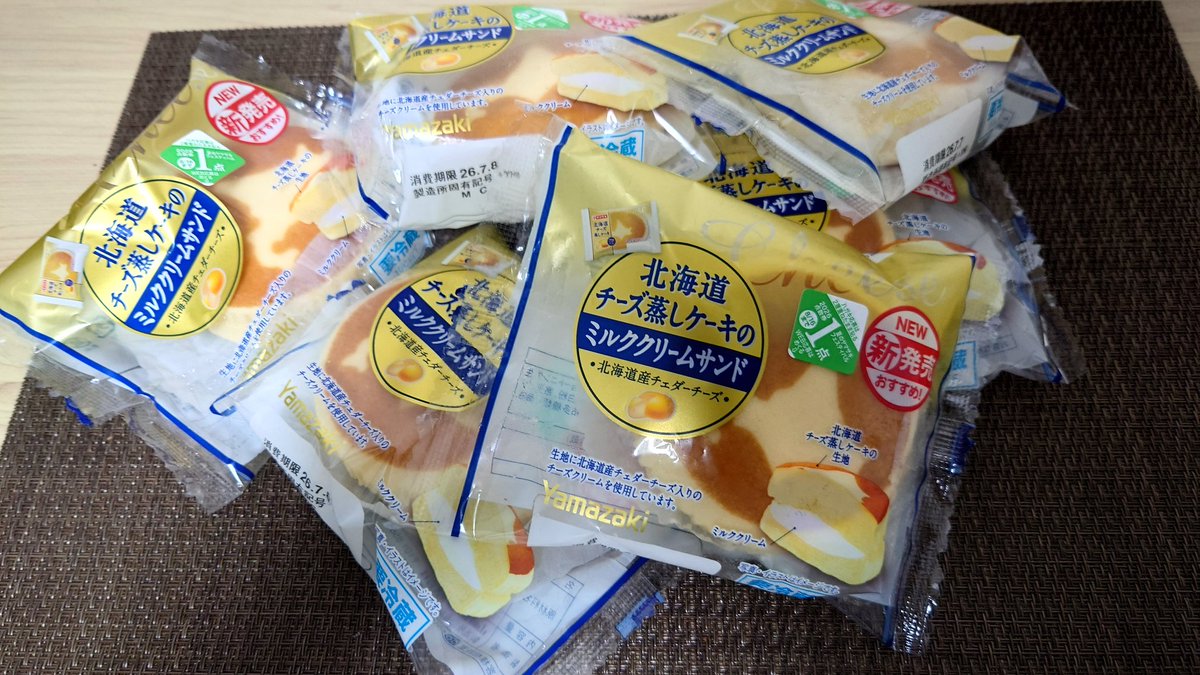Aocello's tweet photo. 昨日食べて激ウマだった北海道蒸しチーズケーキのやつ、近所のスーパーに売れるものと認識させるために買いだめ、定番化してくれ！！！ https://t.co/74bxqvyzEa