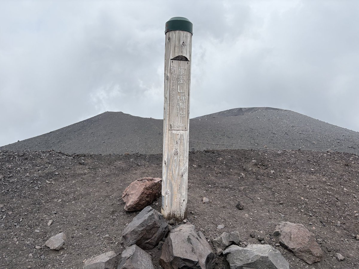 Kyo1123t's tweet photo. 56/100 浅間山(前掛山)

噴火警戒レベルが1になったので、冬のガトーショコラツアーでお世話になった、こもろ観光局さんの、前掛山日帰り登山ツアーに参加してきました。

今回も高曇りという、暑くもなく、そこそこ景色も良いという絶好の天気に恵まれました😆
カモシカさんにも会え、大満足✨ https://t.co/G6CVhBnQ15