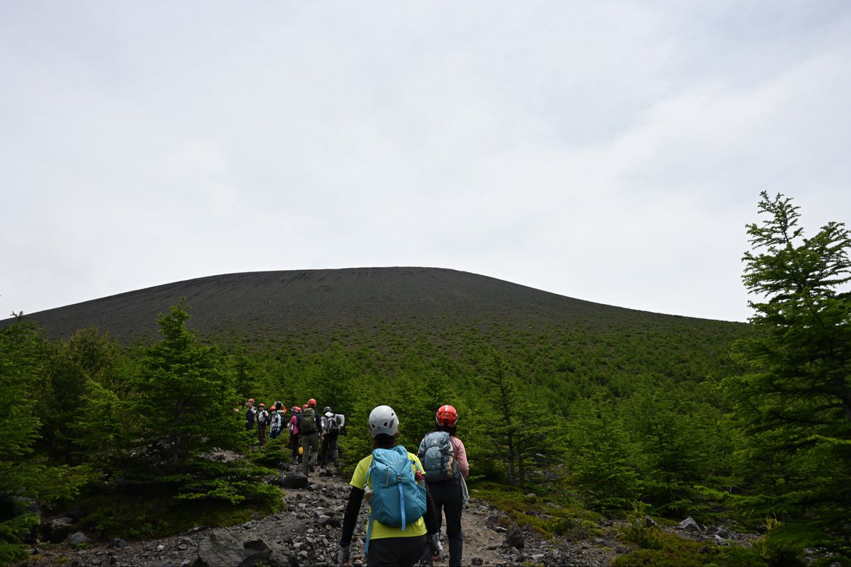 Kyo1123t's tweet photo. 56/100 浅間山(前掛山)

噴火警戒レベルが1になったので、冬のガトーショコラツアーでお世話になった、こもろ観光局さんの、前掛山日帰り登山ツアーに参加してきました。

今回も高曇りという、暑くもなく、そこそこ景色も良いという絶好の天気に恵まれました😆
カモシカさんにも会え、大満足✨ https://t.co/G6CVhBnQ15
